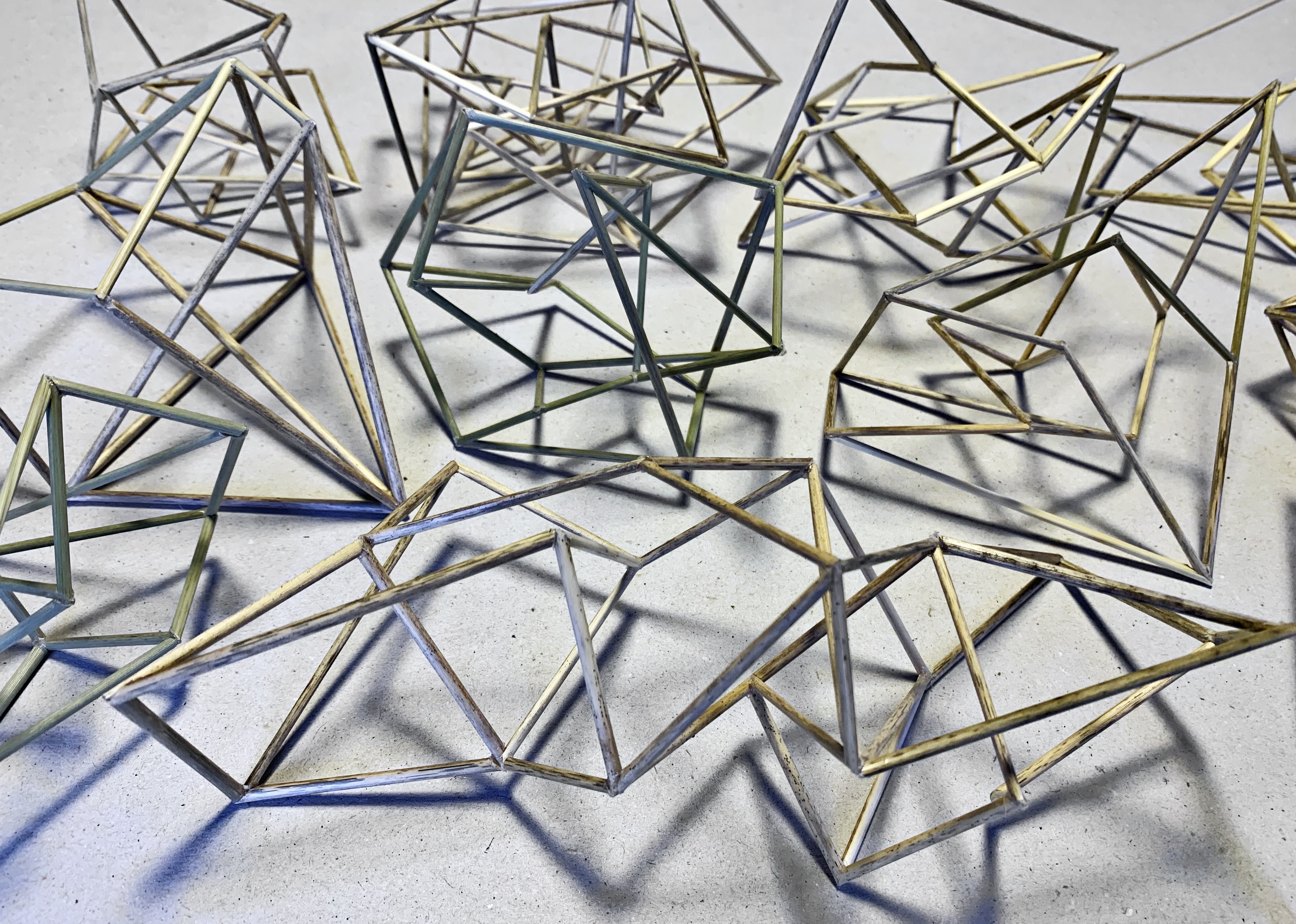 Geometrische Skulpturen aus Holzstäben