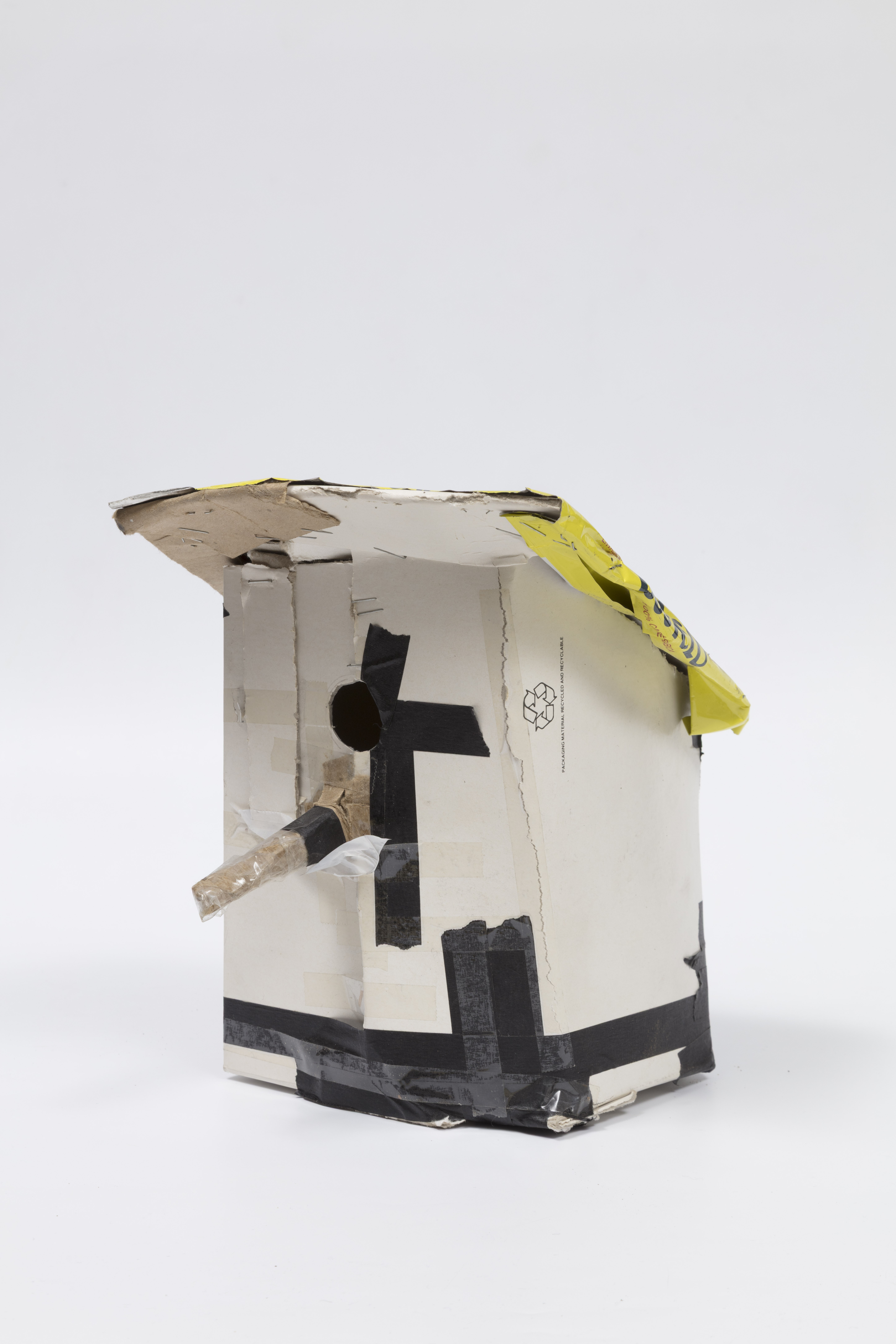 Ein Vogelhaus aus Pappe
