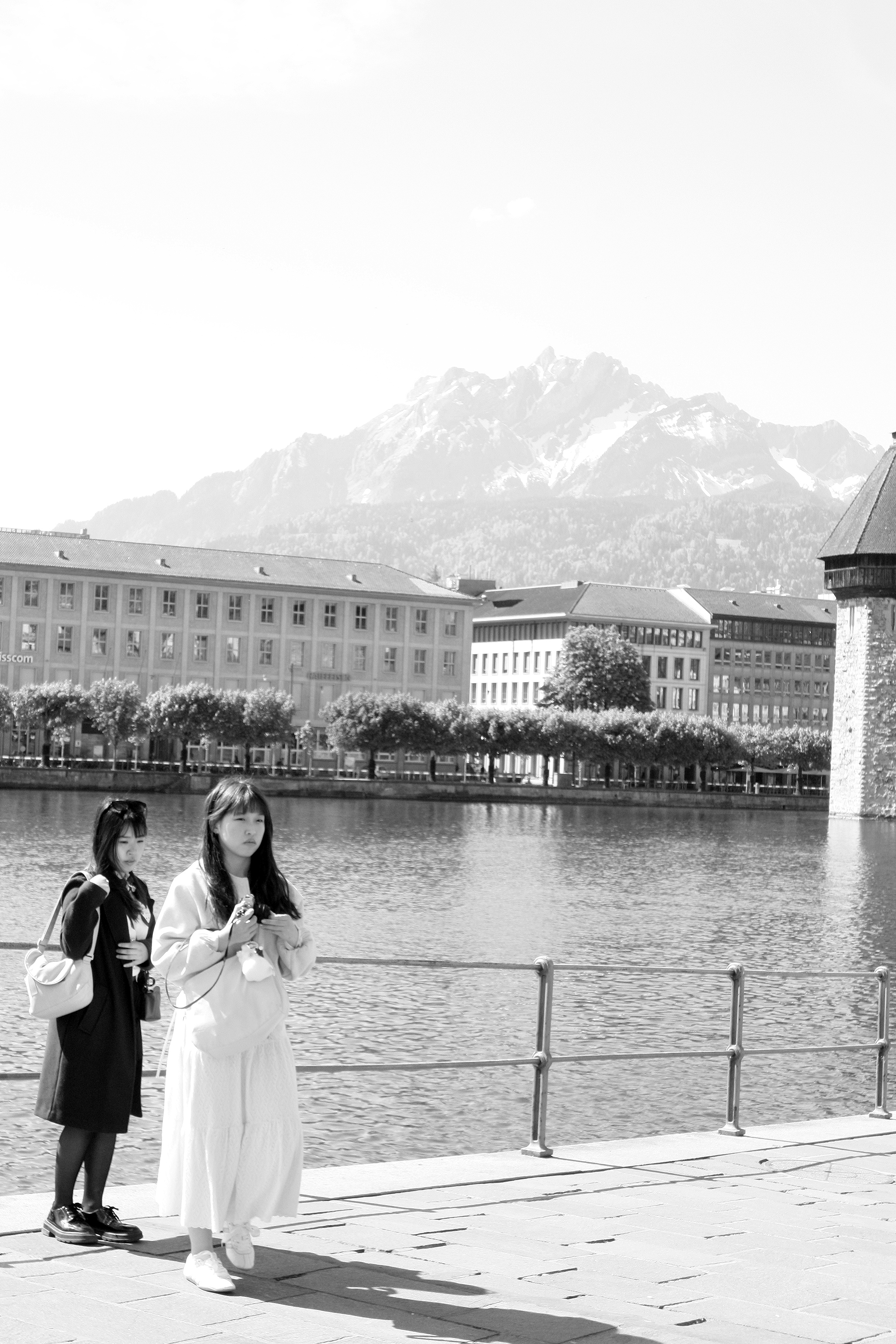 Eine schwarzweiss Fotografie von zwei Personen vor der Kapellbrücke in Luzern