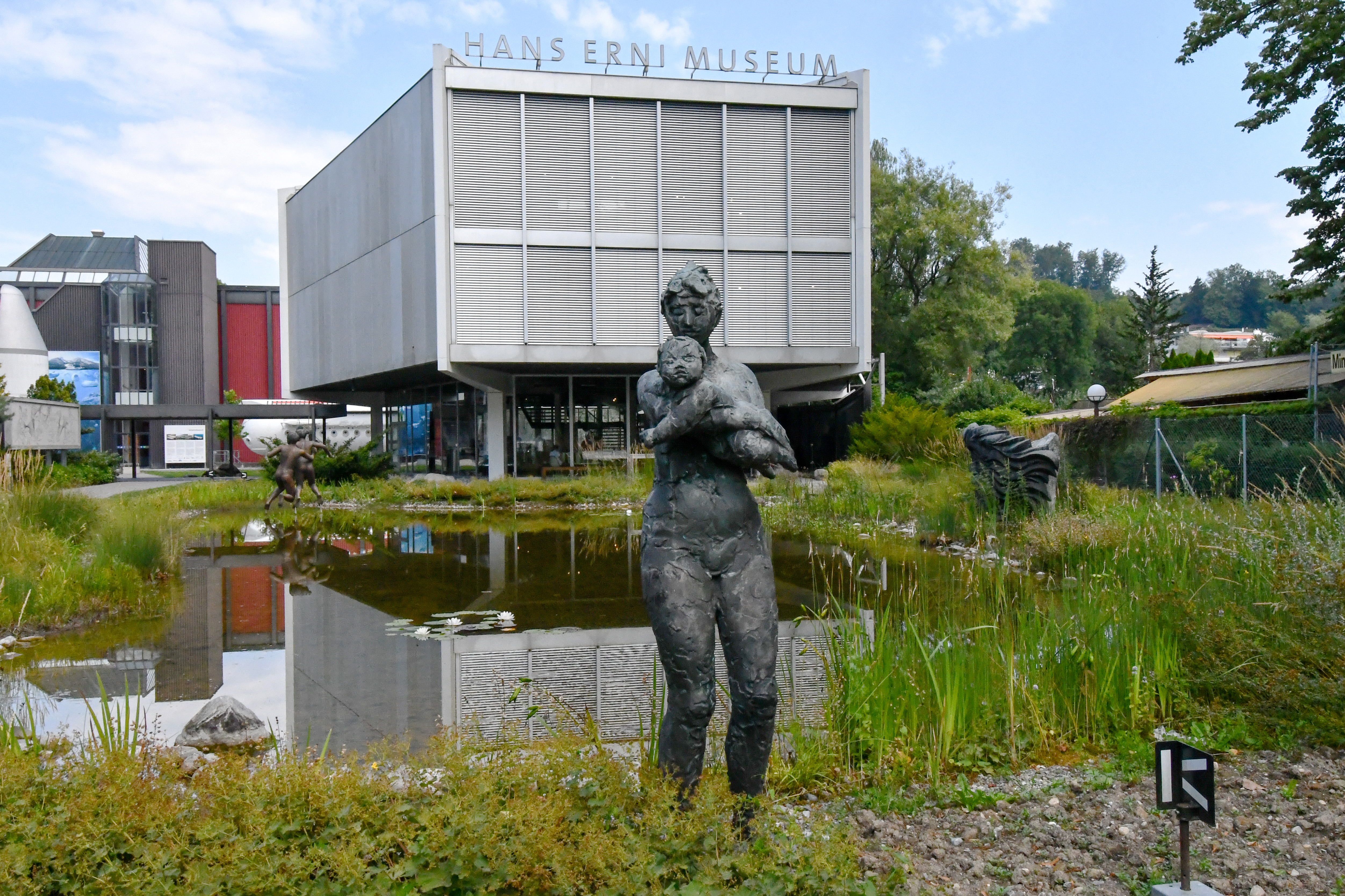 Aussenansicht Hans Erni Museum, Hans Erni - Mutter und Kind
