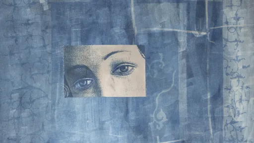 Blaue Druckgrafik mit einem Augenpaar im Zentrum