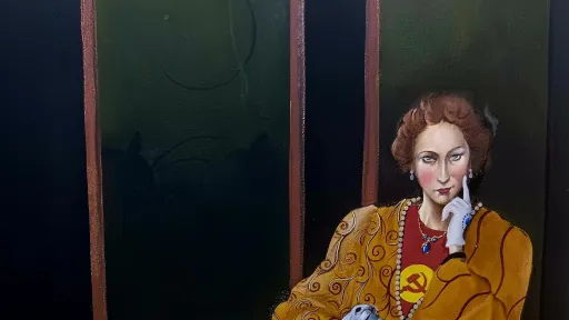 Malerei einer Frau in orangenem Kleid in einem Sessel. Unter ihrem Kleid tärgt sie ein Kleidungsstück mit Hammer und Sichel drauf.