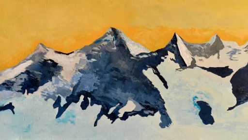 Eine Malerei eines Bergs im Sonnenuntergang. Es hat Schnee auf den Bergen.