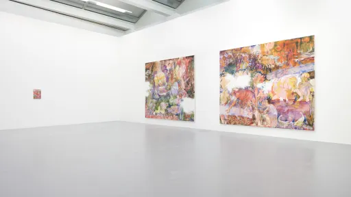 Blick in einen Ausstellungsraum. An einer weissen Wand sind zwei grossflächige Gemälde zu sehen. Ihnen gegenüber befindet sich ein kleines Bild.