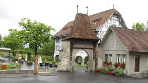 Ein altes Kloster-Areal von Draussen. In der Mitte ist eine kleiner, überdachter Torbogen.
