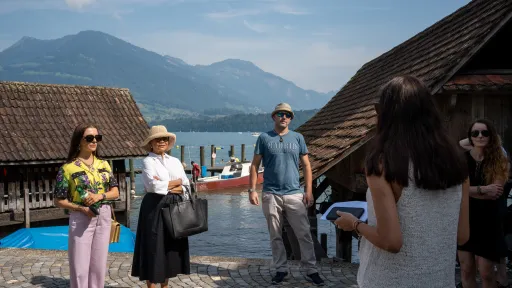 Tour by minibus together with Amalia Maciuca (artist) with stops at scenic exhibition spaces outside the city centre. Foto: Andy Stanice