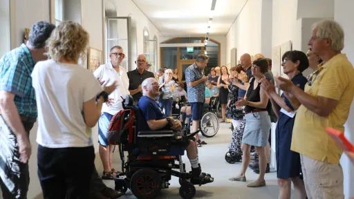 Menschen applaudieren in der Galerie im Kloster Rathausen