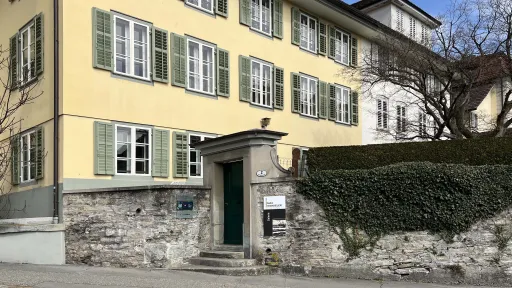 Max Wandeler Stiftung, Brüggligasse 2, Luzern (Aussenansicht, ein Eingang in den Garten eines grossen, gelben Hauses in der Altstadt)