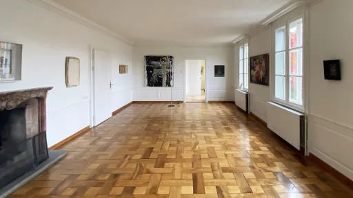 Max Wandeler Stiftung, Brüggligasse 2, Luzern (Ausstellungsraum erste Etage) Ein historischer Raum mit Parkettboden, Bilder hängen ander Wand