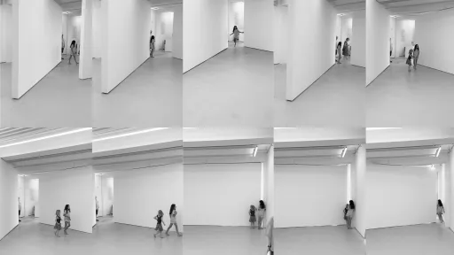 Kinder spielen ind er Installation von Fritz Balthaus. Weisse Wände drehen sich im Raum.