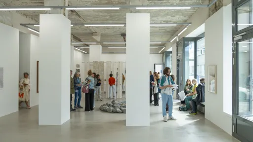 Vernissage in einem grosse, hellen Ausstellungsraum