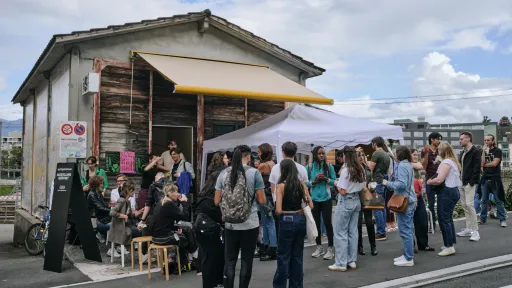 Menschen versammeln sich vor dem kleinen Ausstellungsraum