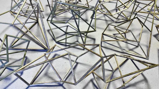 Geometrische Skulpturen aus Holzstäben