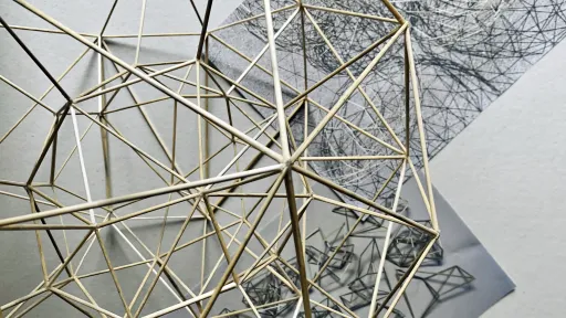 Geometrische Skulpturen aus Holzstäben